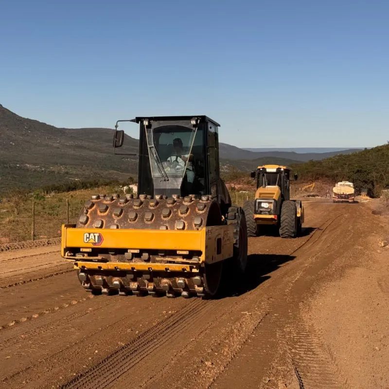 Seinfra informa que a obra de pavimentação dos 20 km do acesso ao distrito de Catolés, em Abaíra, que faz a ligação com o entroncamento da BA-148, está em andamento e com 58% de execução