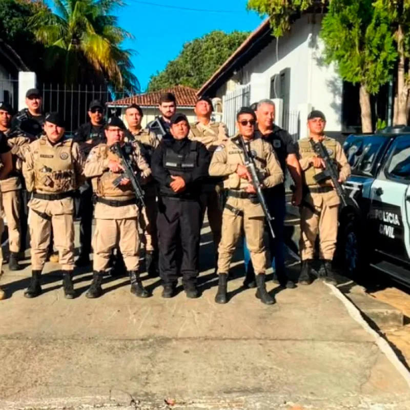 AÇÃO CONJUNTA ENTRE AS POLÍCIAS MILITAR E CIVIL CUMPRE MANDADOS DE BUSCA E APREENSÃO EM INVESTIGAÇÃO SOBRE TRÁFICO DE DROGAS EM BRUMADO