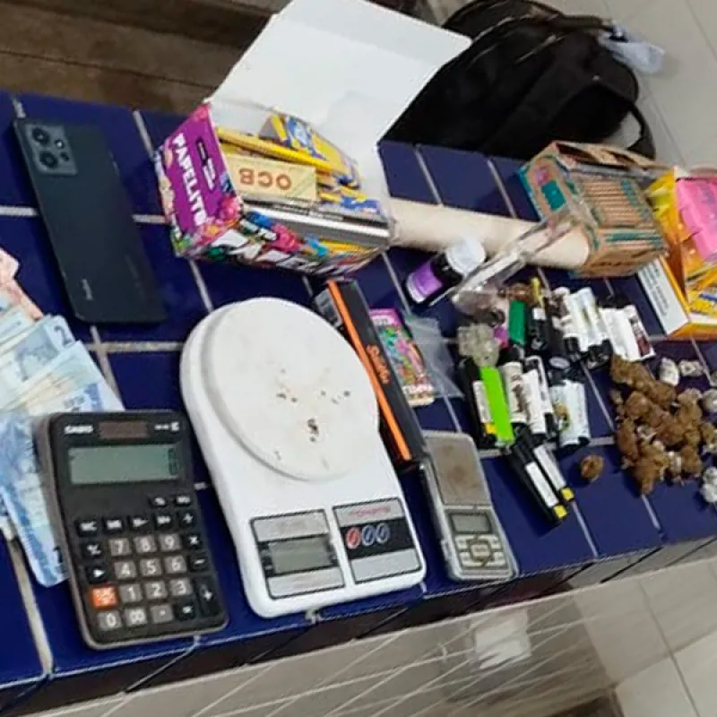POLÍCIA MILITAR APREENDE DROGA E DIVERSOS CIGARROS ELETRÔNICOS EM BRUMADO
