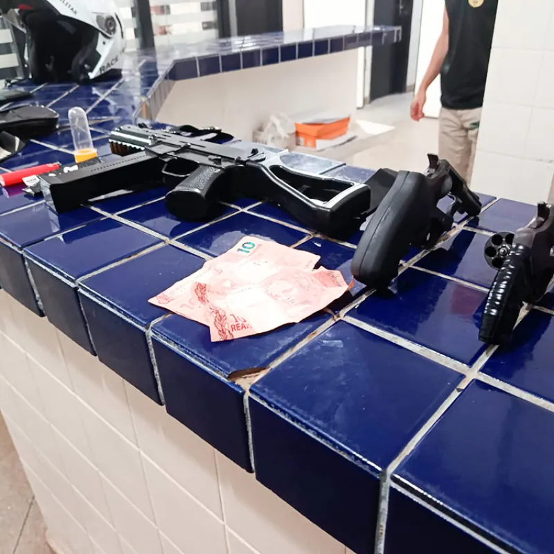 POLÍCIA MILITAR APREENDE ARMAS; DROGAS, E DOIS SUSPEITOS DE INTEGRAR FACÇÃO NO EM BRUMADO