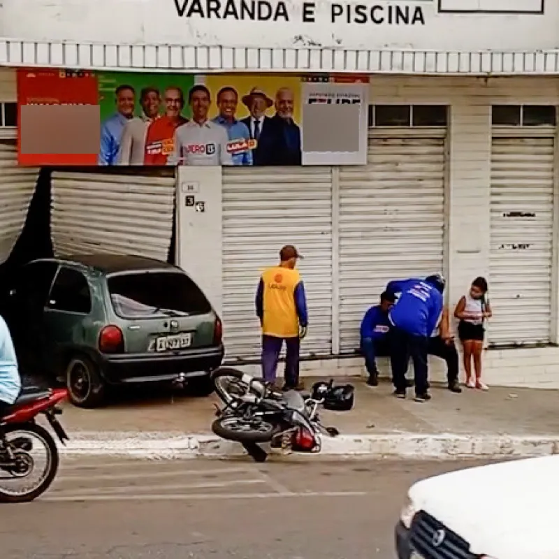 Motorista perde controle da direção e veículo vai parar dentro de comitê político do PT em Brumado