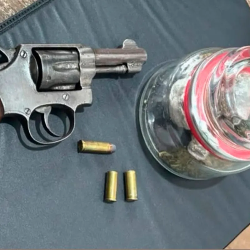 POLÍCIA MILITAR APREENDE ARMA DE FOGO E DROGAS DURANTE OPERAÇÃO CONJUNTA EM BAR EM BARRA DA ESTIVA