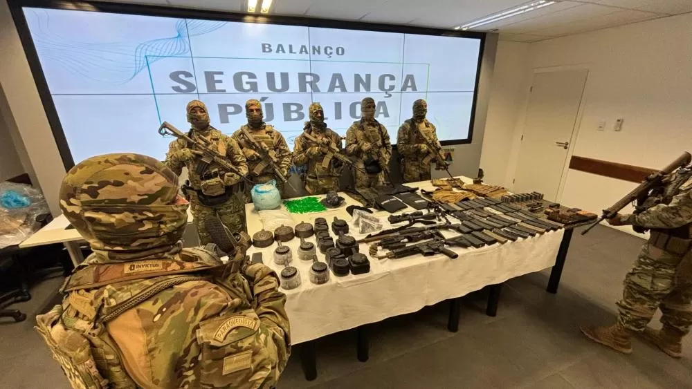 35 líderes de facções e 19 fuzis são localizados em cerco fechado contra traficantes