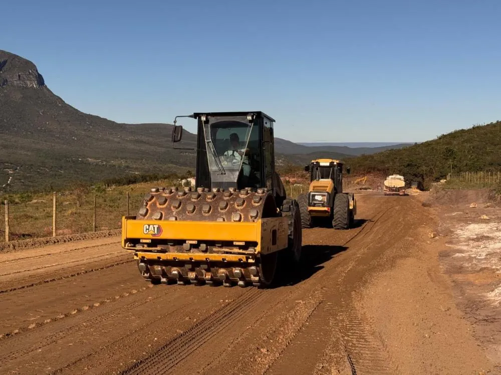 Seinfra informa que a obra de pavimentação dos 20 km do acesso ao distrito de Catolés, em Abaíra, que faz a ligação com o entroncamento da BA-148, está em andamento e com 58% de execução