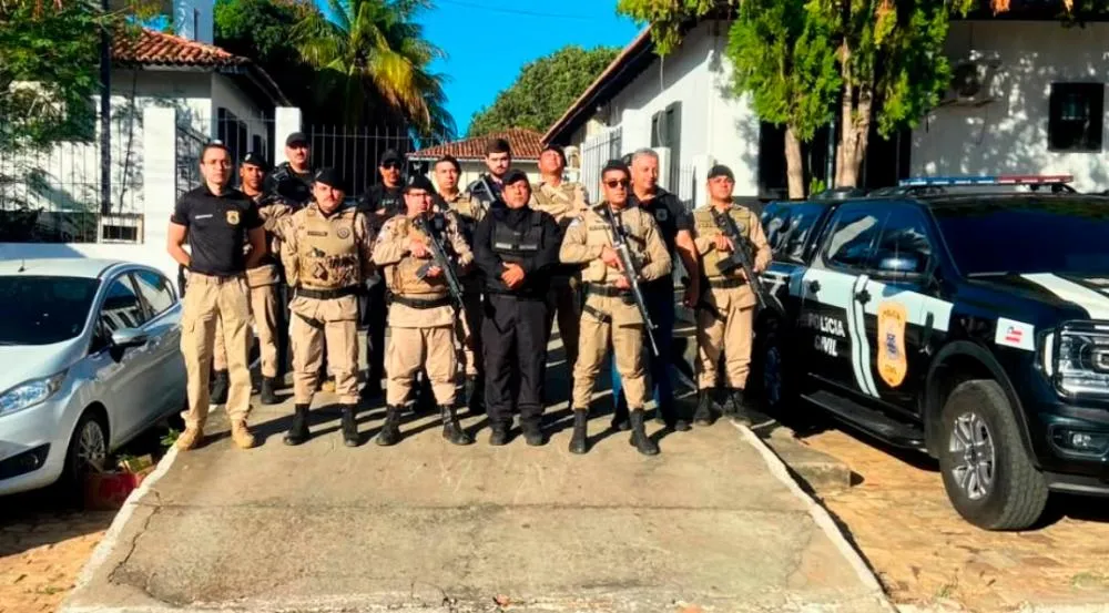 AÇÃO CONJUNTA ENTRE AS POLÍCIAS MILITAR E CIVIL CUMPRE MANDADOS DE BUSCA E APREENSÃO EM INVESTIGAÇÃO SOBRE TRÁFICO DE DROGAS EM BRUMADO