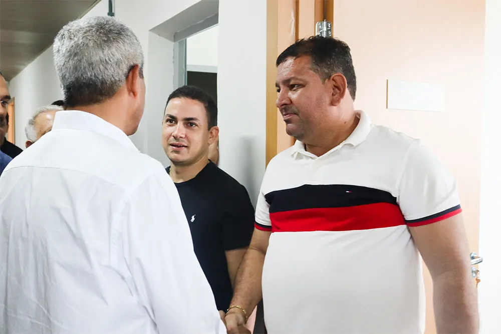 Ao lado do prefeito Phellipe Brito, Almir Pessoa recepciona governador em Barra da Estiva