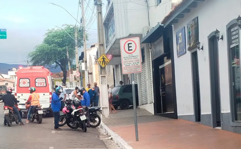 Motorista perde controle da direção e veículo vai parar dentro de comitê político do PT em Brumado