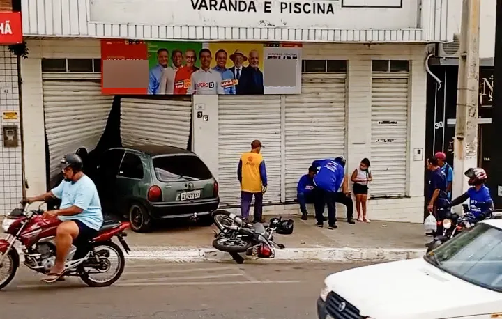 Motorista perde controle da direção e veículo vai parar dentro de comitê político do PT em Brumado