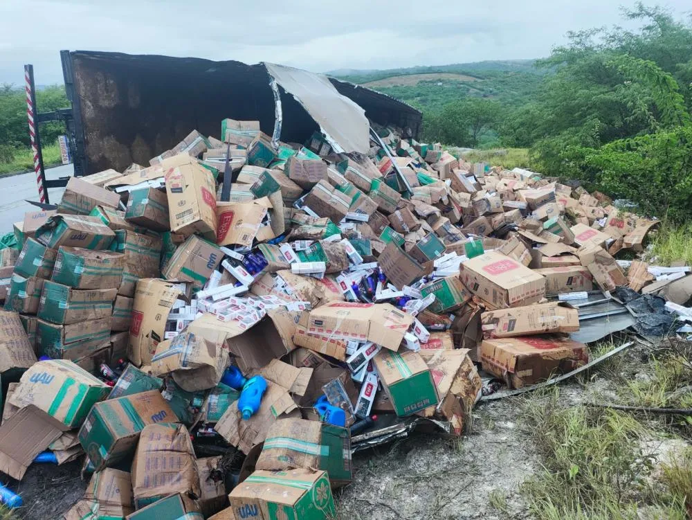 CIPRv/BRUMADO apreende carga de cigarro contrabandeado avaliada em mais de R$ 2 milhões de reais, caminhão tombou ao se deslocar para a delegacia