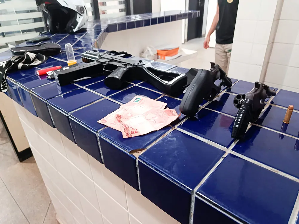 POLÍCIA MILITAR APREENDE ARMAS; DROGAS, E DOIS SUSPEITOS DE INTEGRAR FACÇÃO NO EM BRUMADO