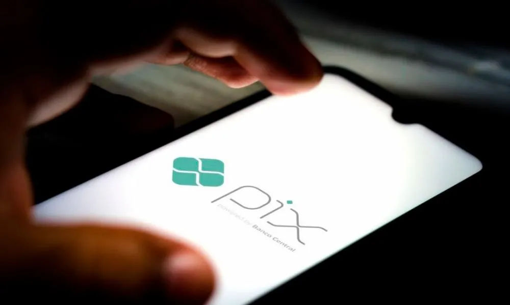 POLÍCIA MILITAR AGE RÁPIDO, PRENDE GOLPISTA E AJUDA IDOSA A RECUPERAR R$ 6,5 MIL APÓS GOLPE FINANCEIRO