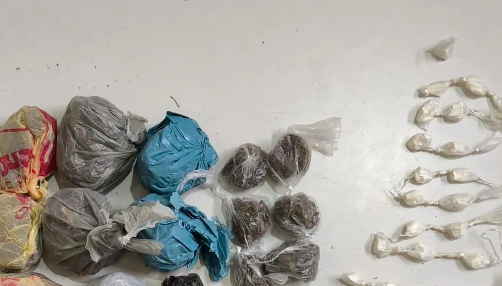 Durante patrulhamento, polícia detém indivíduo e apreende droga em Itaetê