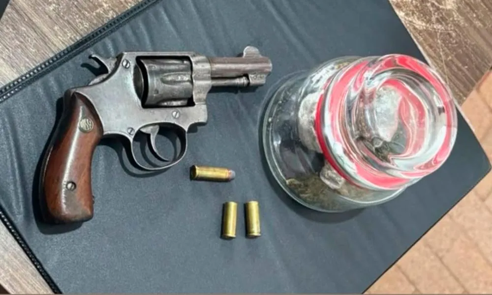 POLÍCIA MILITAR APREENDE ARMA DE FOGO E DROGAS DURANTE OPERAÇÃO CONJUNTA EM BAR EM BARRA DA ESTIVA