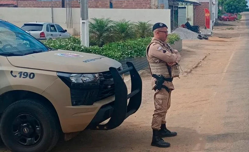 POLICIAIS MILITARES DO 24º BPM PRENDEM HOMEM POR VIOLÊNCIA DOMÉSTICA NA CIDADE DE BARRA DA ESTIVA