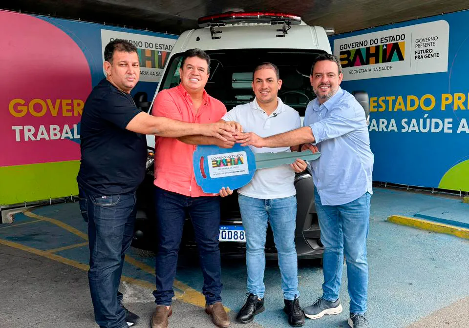Ituaçu é beneficiada com nova ambulância pelo Governo do Estado, Almir pessoa acompanhou o prefeito no ato de entrega