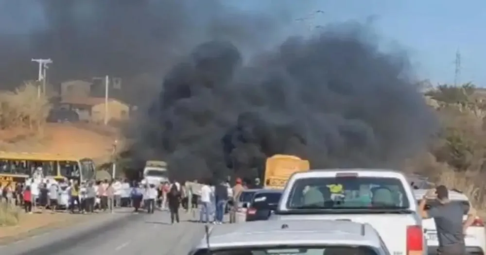 Manifestantes bloqueiam trecho da BA-262 na região de Vitória da Conquista