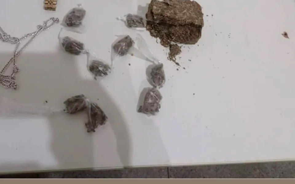 Polícia apreende droga e conduz indivíduo para a delegacia em Itaetê
