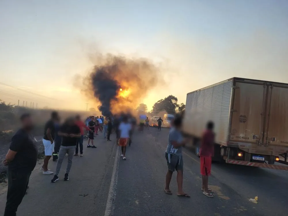 Protesto por Água e Transporte Interdita BA-262 em Vitória da Conquista