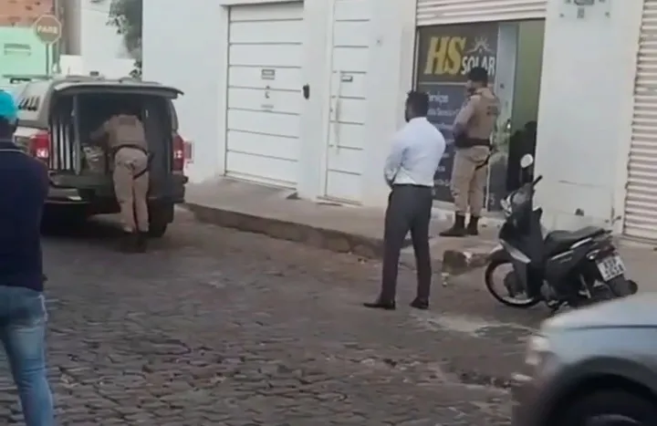 GUARNIÇÃO DO 24º BPM FLAGRA SUPOSTA DISTRIBUIÇÃO DE CESTAS BÁSICAS E CONDUZ SUSPEITOS À DELEGACIA