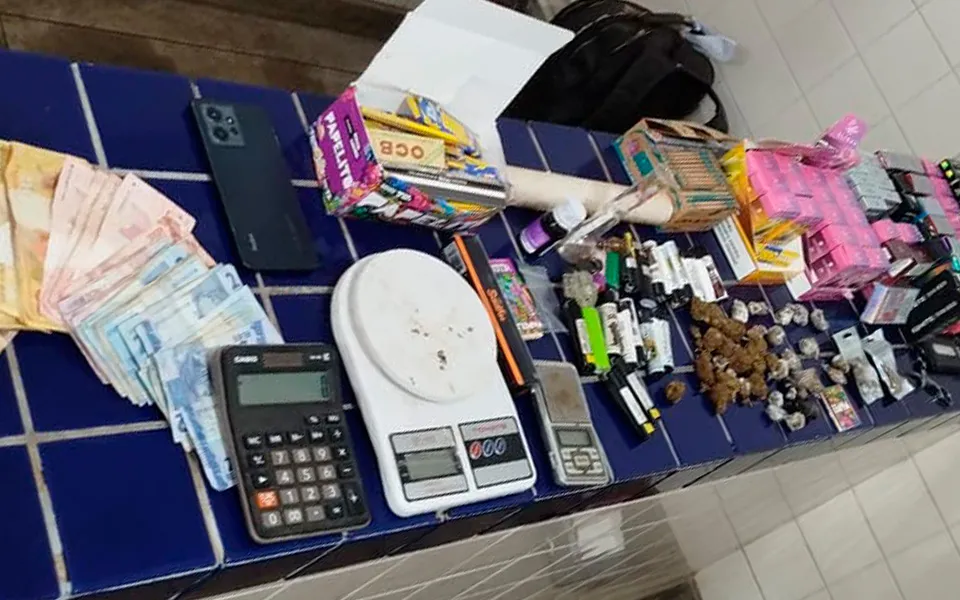 POLÍCIA MILITAR APREENDE DROGA E DIVERSOS CIGARROS ELETRÔNICOS EM BRUMADO