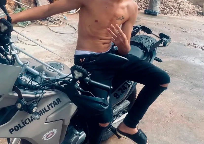 Jovem sobe em moto da polícia, tira foto fazendo referência à facção e acaba indo parar na delegacia